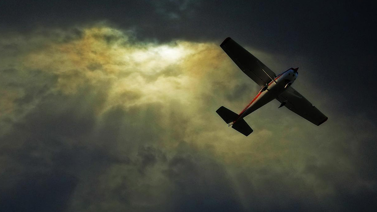 İnişe geçen uçaktaki pilotları silahla vurdular