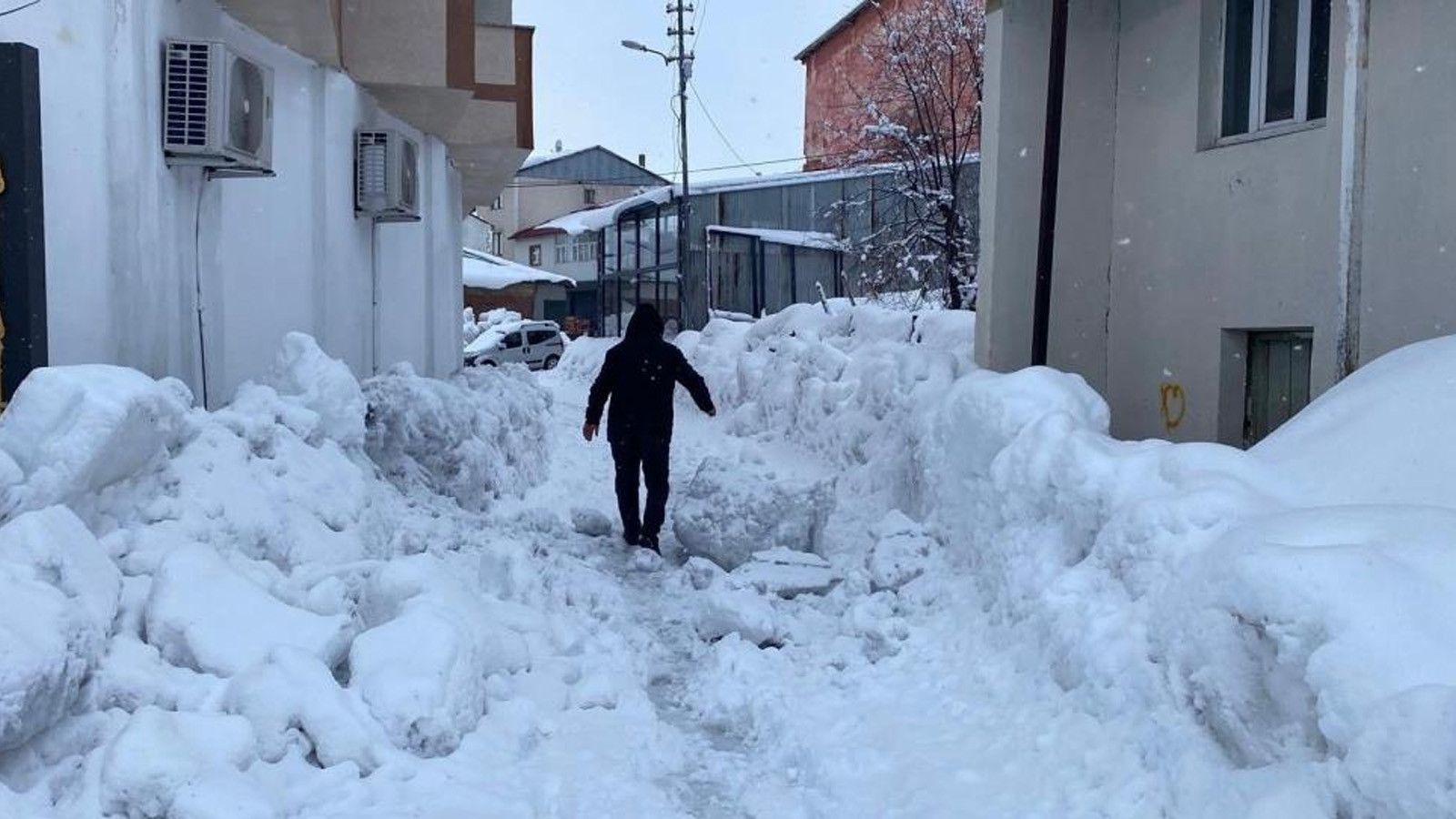 Kar yağışı 40 gündür etkisini sürdürüyor: Günlük yaşam felç oldu