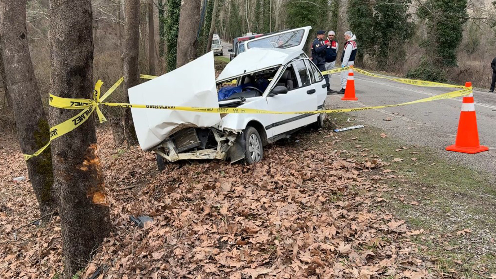 Karabük'te otomobil ağaca çarptı: 1 ölü, 2 yaralı