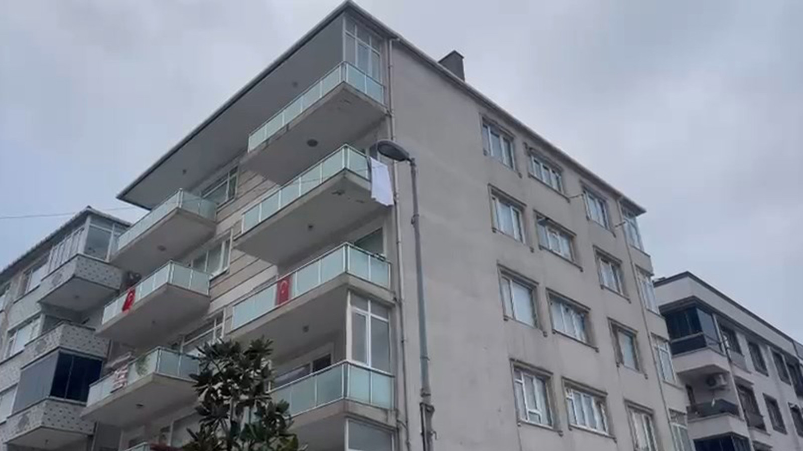 Küçükçekmece'de istinat duvarı yıkıldı; 5 katlı bina tahliye edildi