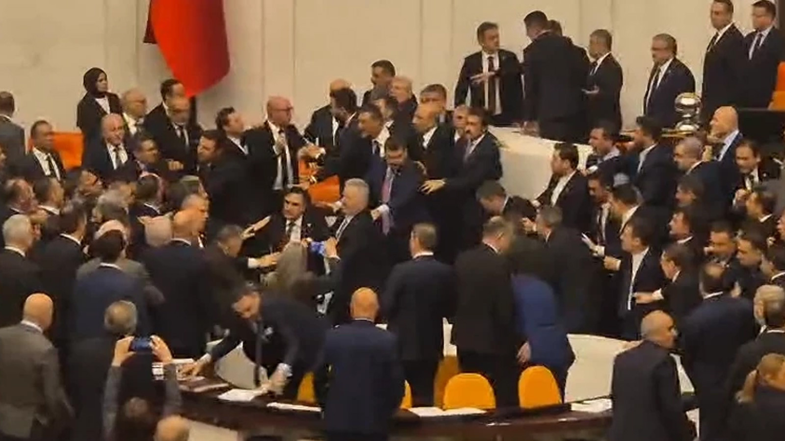 TBMM'de yemin töreni öncesinde arbede