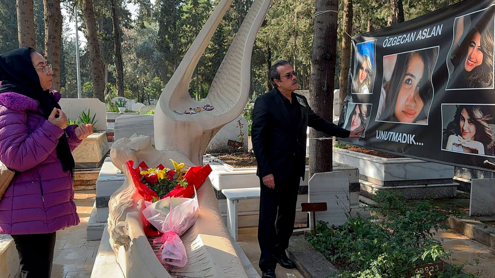 Vahşice katledilen Özgecan Aslan ölümünün 11'inci yılında mezarı başında dualarla anıldı