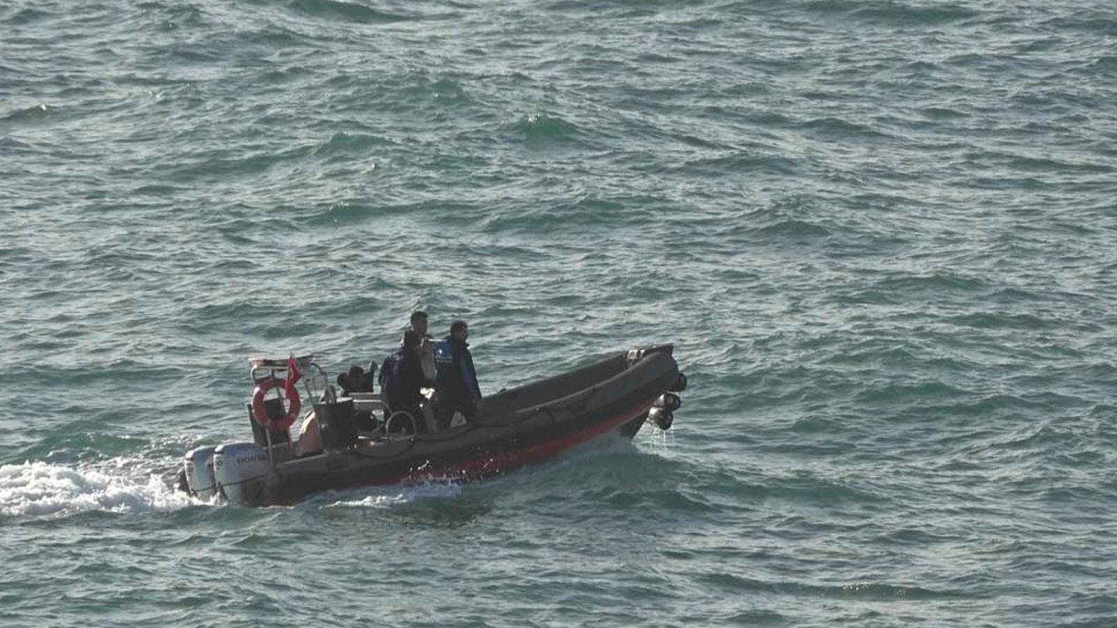 Antalya'da boğulma tehlikesi geçiren 2 kişiyi deniz polisi kurtardı