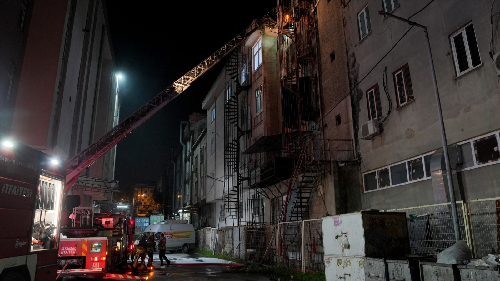 Bağcılar'da iş yeri yangını söndürüldü