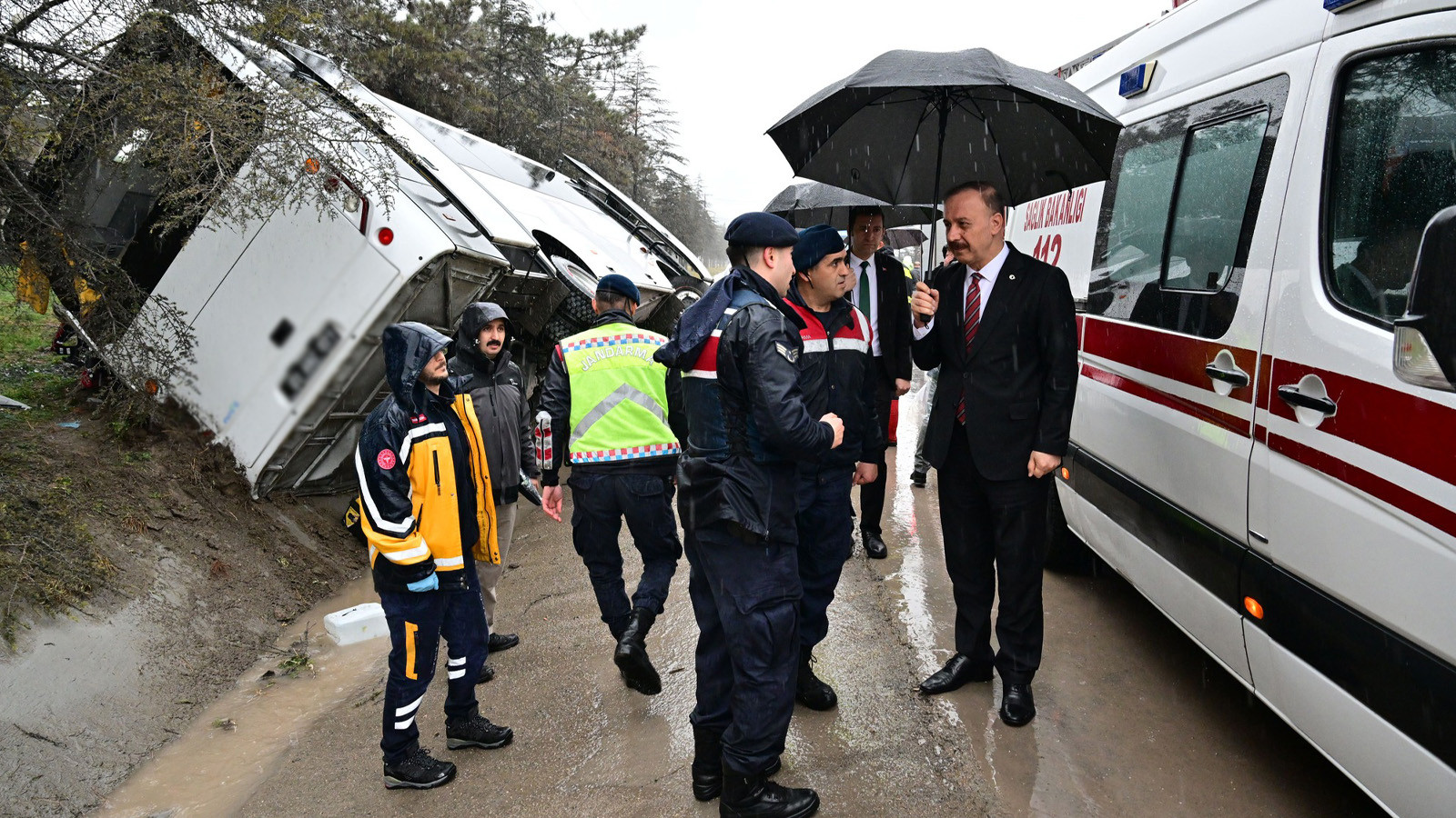 Isparta'da cezaevi ring aracı devrildi: Yaralılar var
