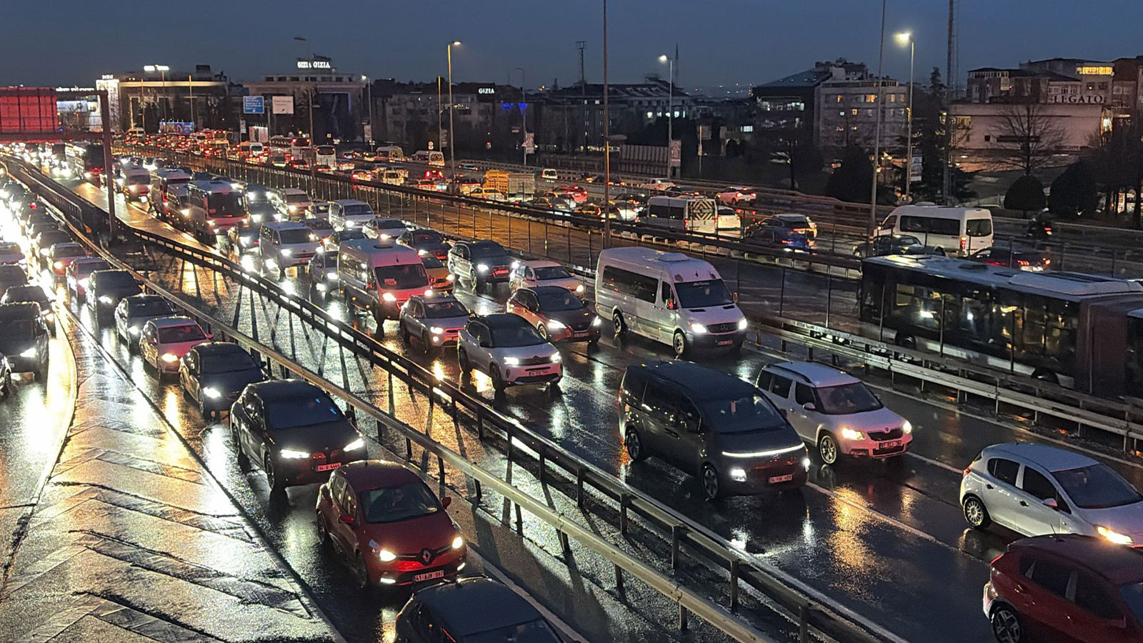 İstanbul'da trafik kilit! Trafik yoğunluğu yüzde 90'a çıktı