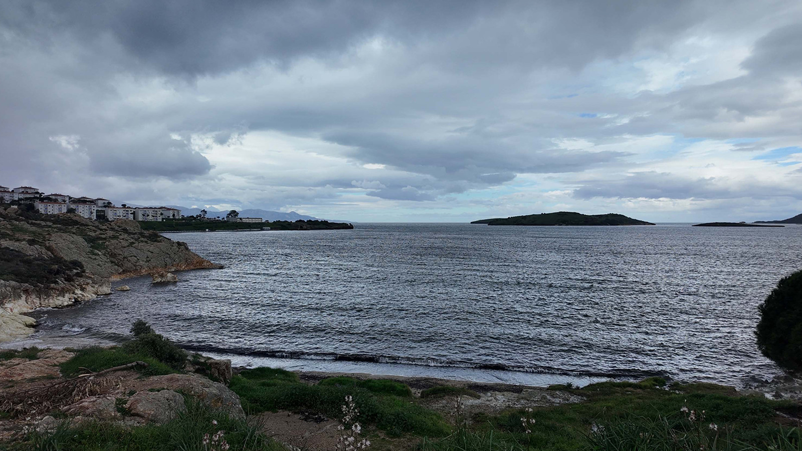 İzmir'de göçmen botu battı: Ölüler var