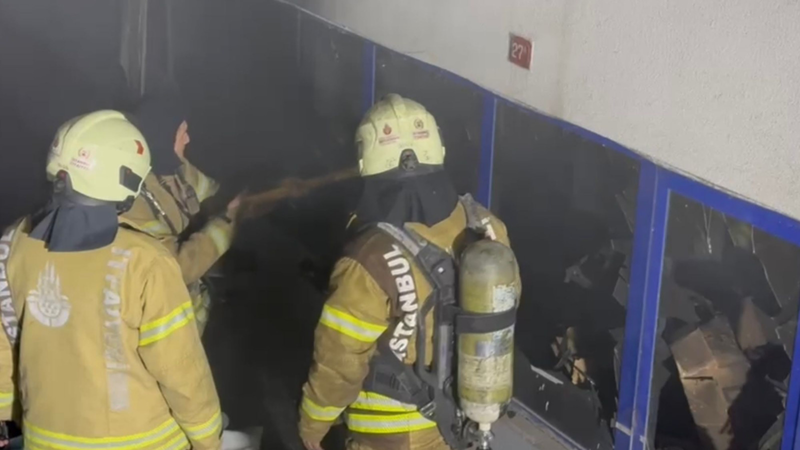 Maltepe'de tamirhane yangını! 3 kişi dumandan etkilendi