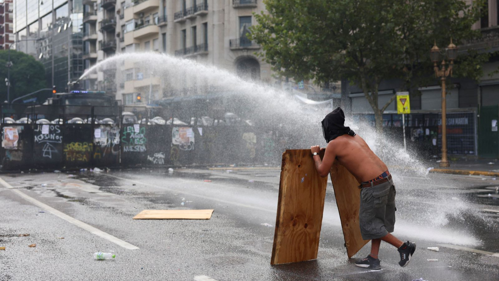 Milei'nin işçileri 'köle'ye çeviren yasa tasarısı: Arjantin'de halk sokaklara döküldü