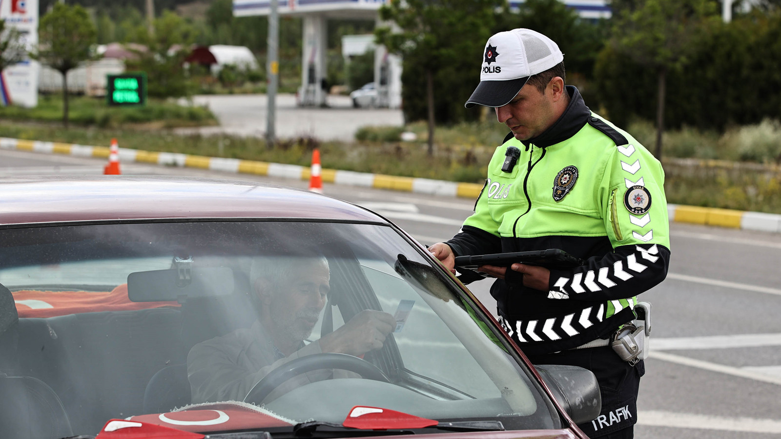 Trafik kanunu teklifi TBMM'de kabul edildi: İhlallere rekor cezalar geliyor