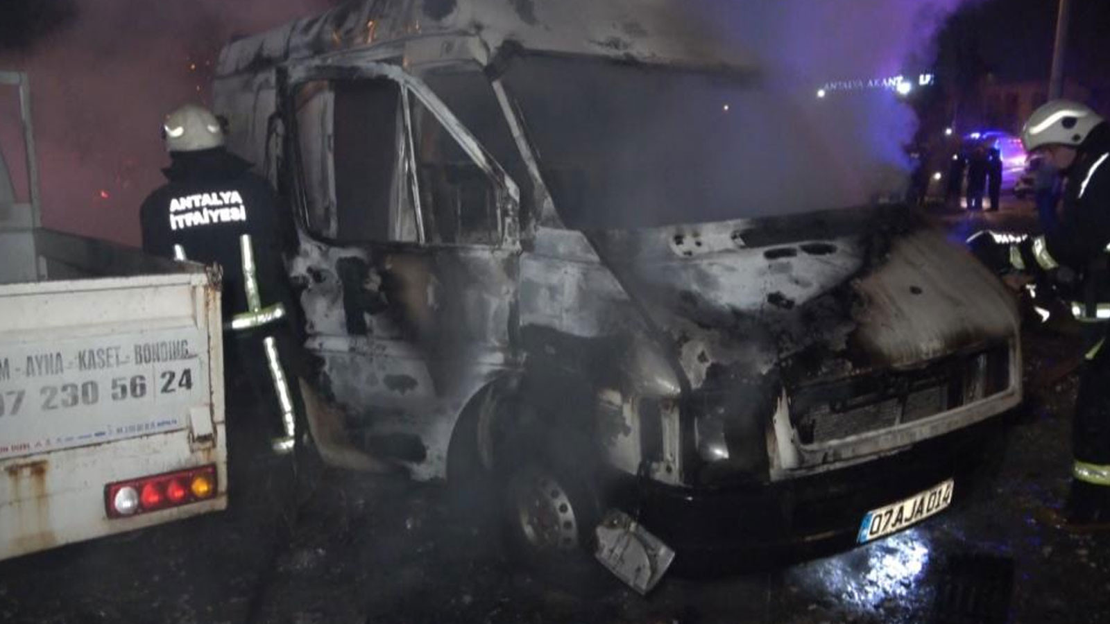 Antalya'da bir şahıs tartıştığı kız arkadaşı ile annesinin araçlarını kundakladı