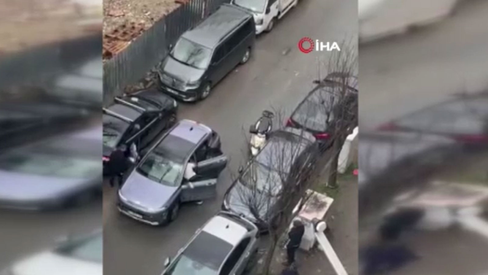 Beşiktaş'ta park yeri kavgasında kan aktı! Araçtan çıkartıp sokakta sürüklediler