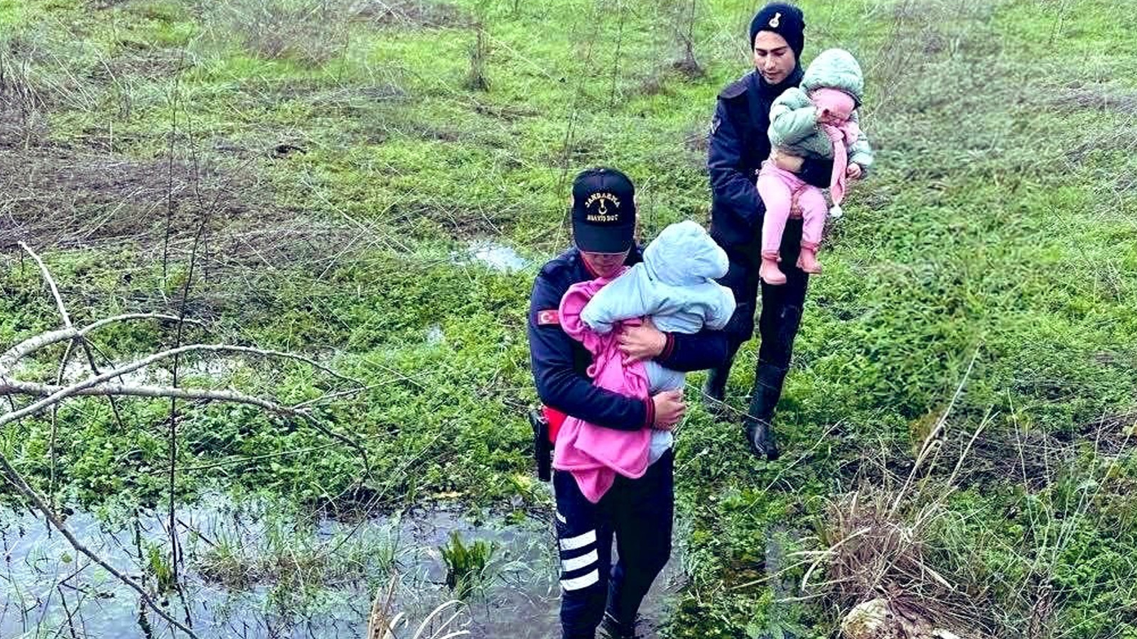 Bursa Ulubat Gölü taştı, mahsur kalan aile botla kurtarıldı