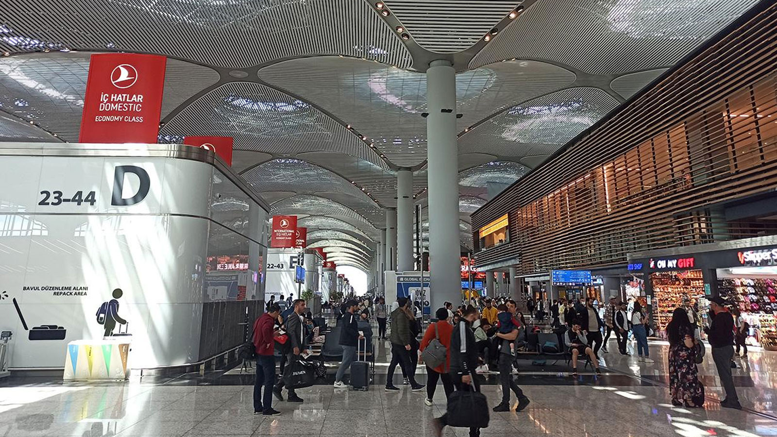 İstanbul Havalimanı'nda yürekler ağza geldi! Boğazına yiyecek kaçan kadın Heimlich manevrasıyla kurtarıldı