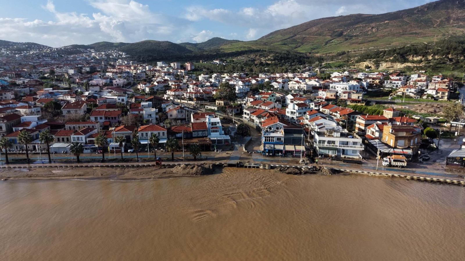 İzmir Foça'da sağanak; dereler taştı, denizin rengi değişti