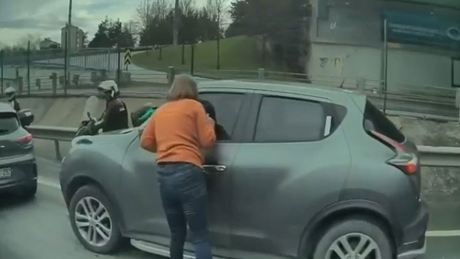 Şişli’de kadın sürücü dehşet saçtı! Trafikte tartıştığı aracın camını yumruklayıp aynasını kırdı
