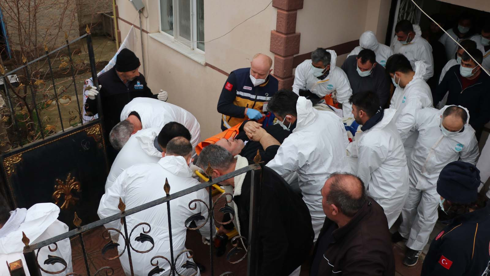 Tam 300 kilo ağırlığında... 30 kişi duvarı kırıp onu evden böyle çıkardı!