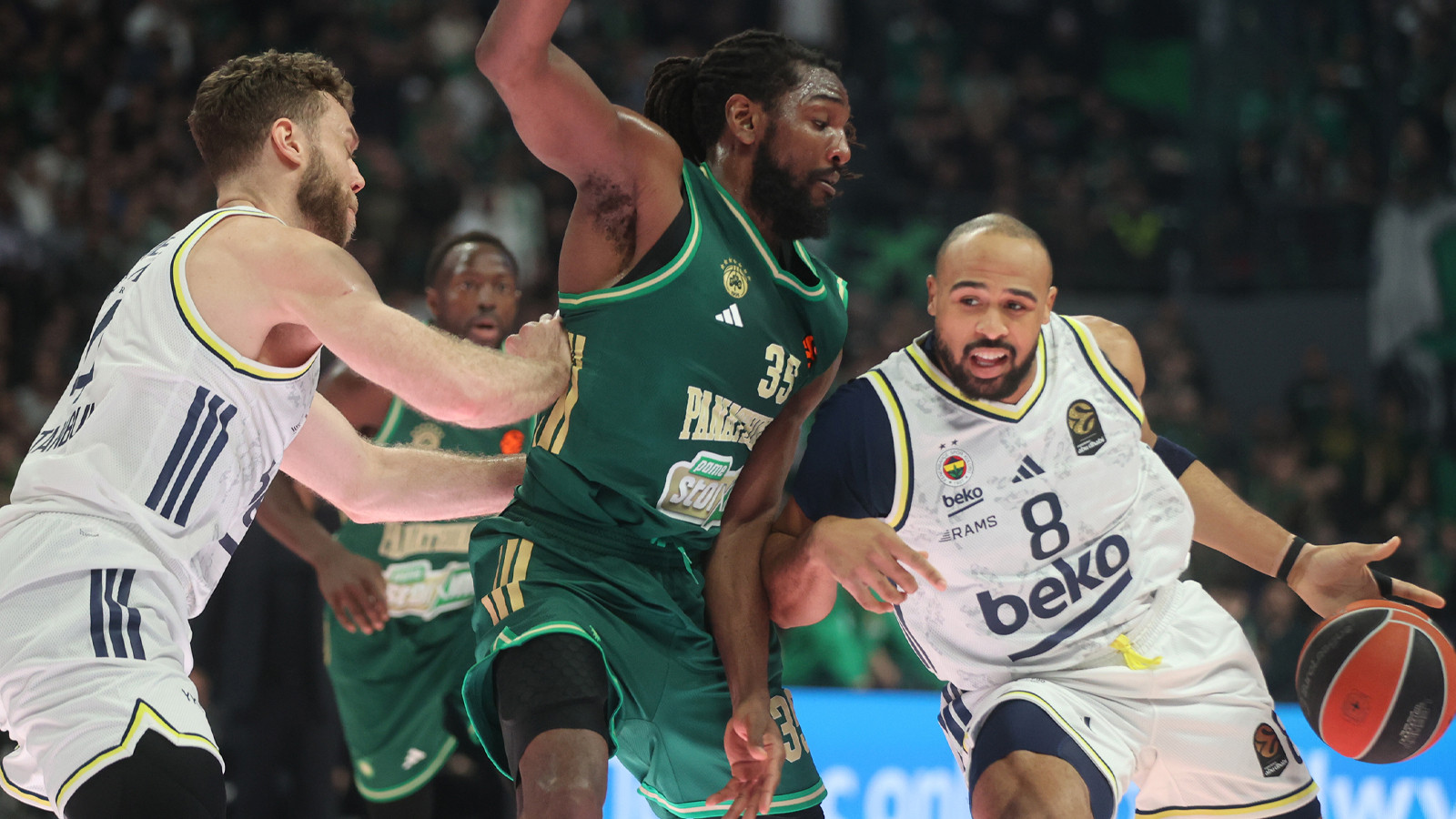 Fenerbahçe Beko Yunanistan'da Panathinaikos'u devirdi