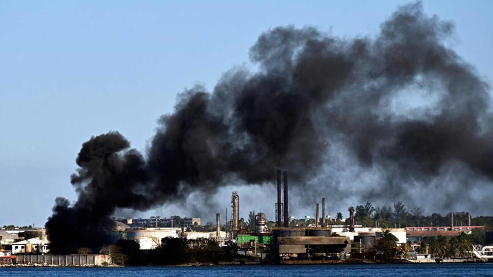 Küba’da petrol rafinerisinde yangın