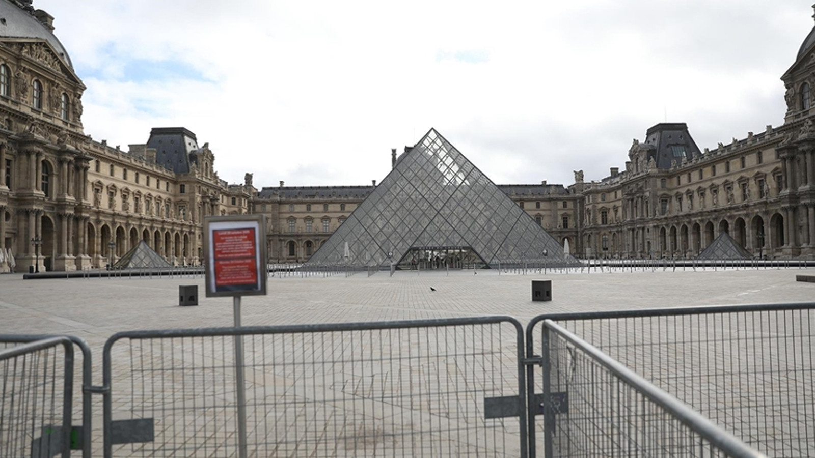 Louvre Müzesi'nde skandallar bitmiyor! Bu kez su sızıntısı kabusu