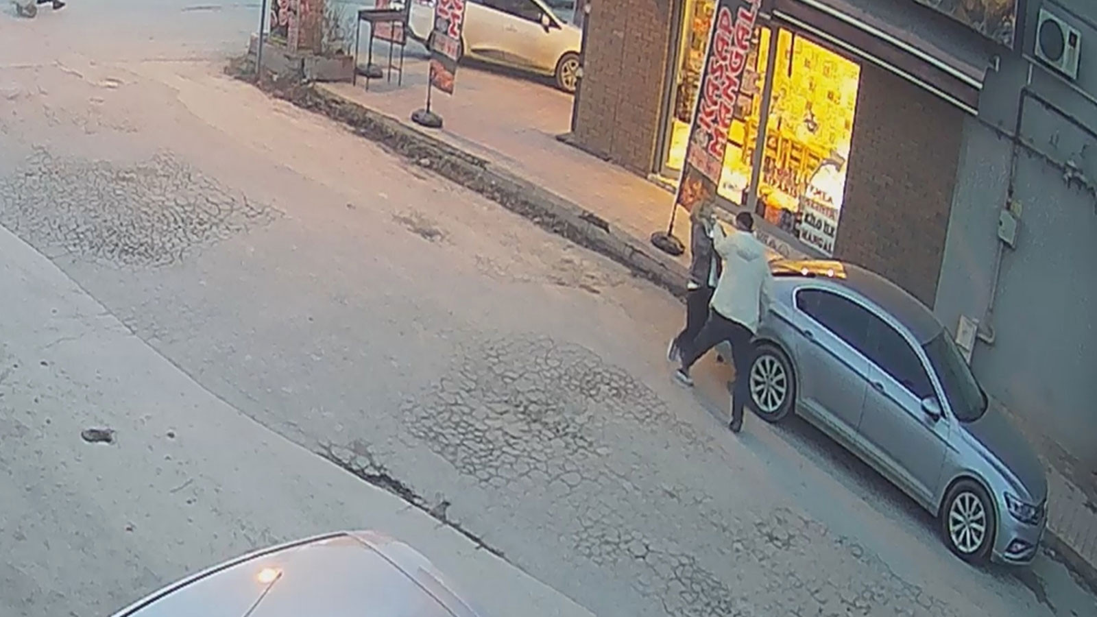 Malatya'da sokak ortasında silahlı maganda dehşeti: Birlikte yaşadığı kadını tehdit etti