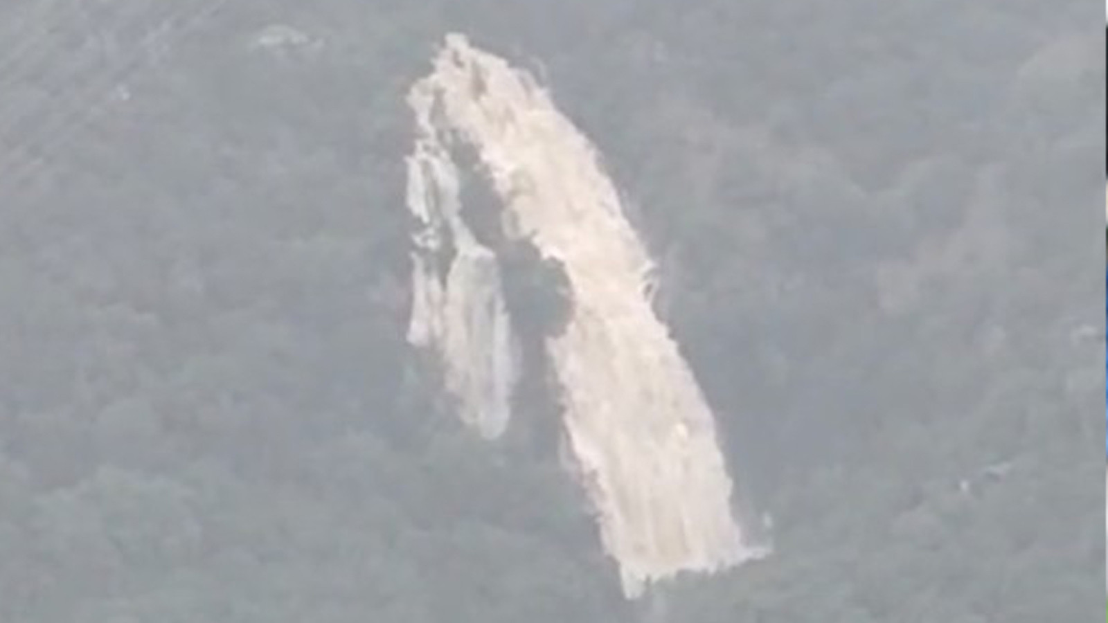 Yağmurdan sonra şaşırtan görüntü, dağda devasa şelaleler oluştu