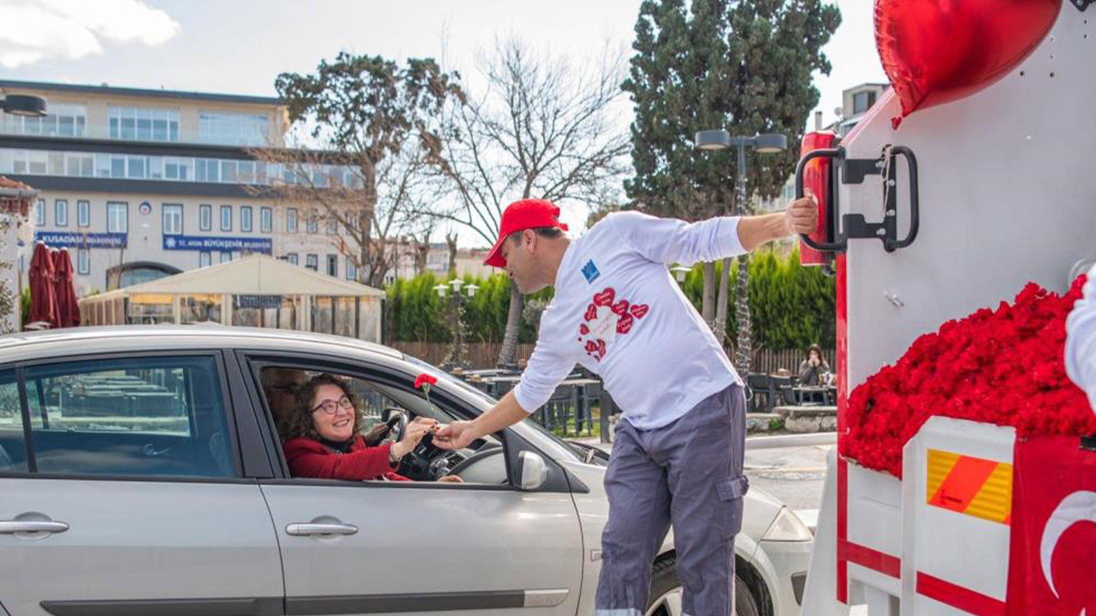 Yer: Kuşadası! Çöp toplama aracıyla vatandaşlara karanfil dağıttılar