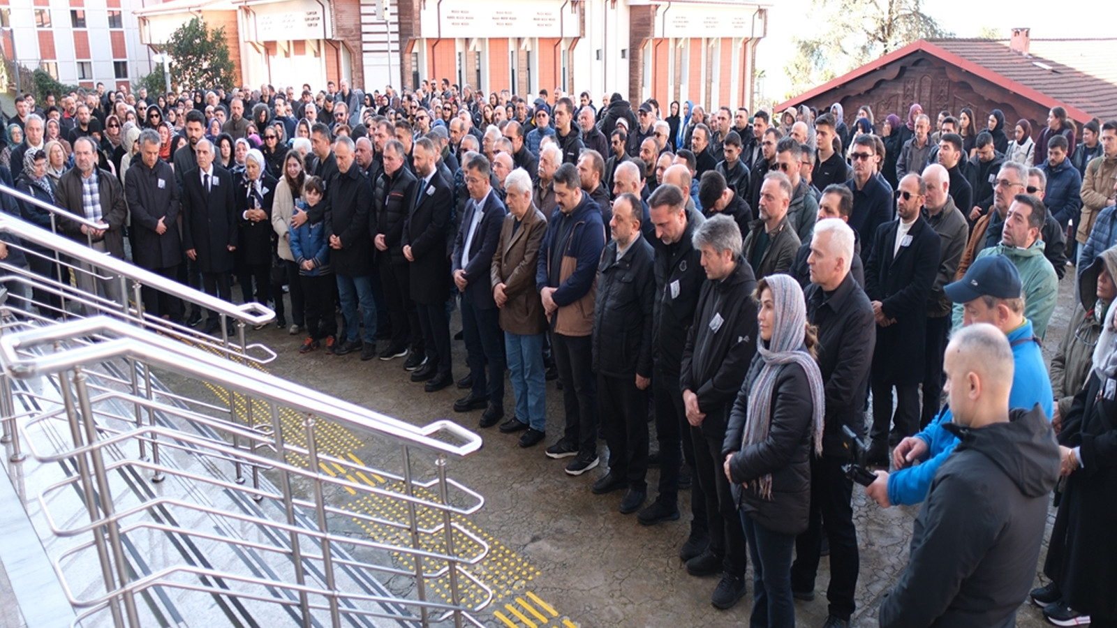 Balkondan düşüp hayatını kaybetti: Akademisyene son görev