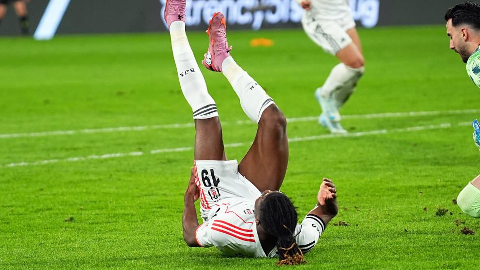 Beşiktaş'ta El Bilal Toure sakatlandı