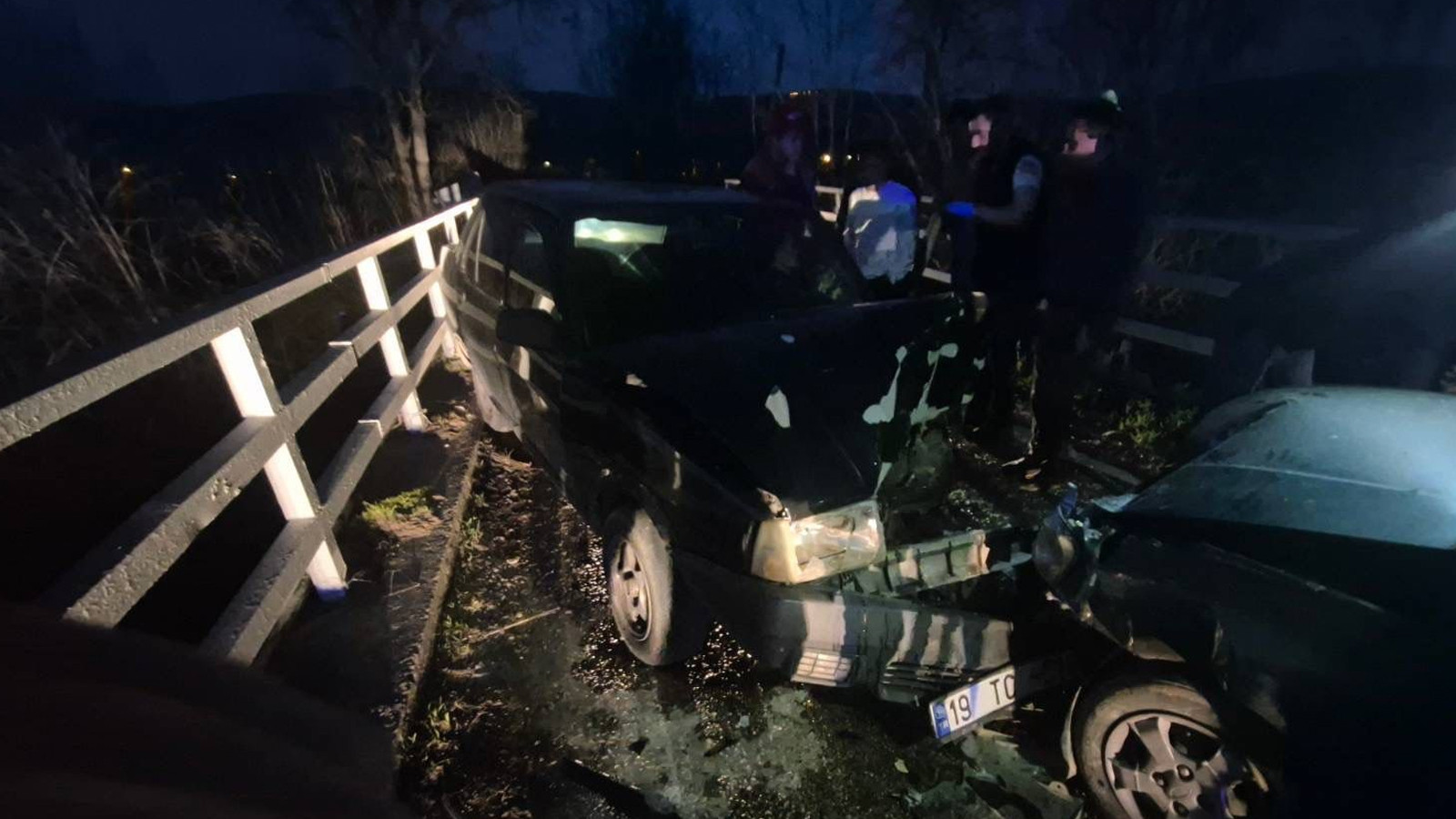 Bursa'da iki otomobil kafa kafaya çarpıştı: Yaralılar var