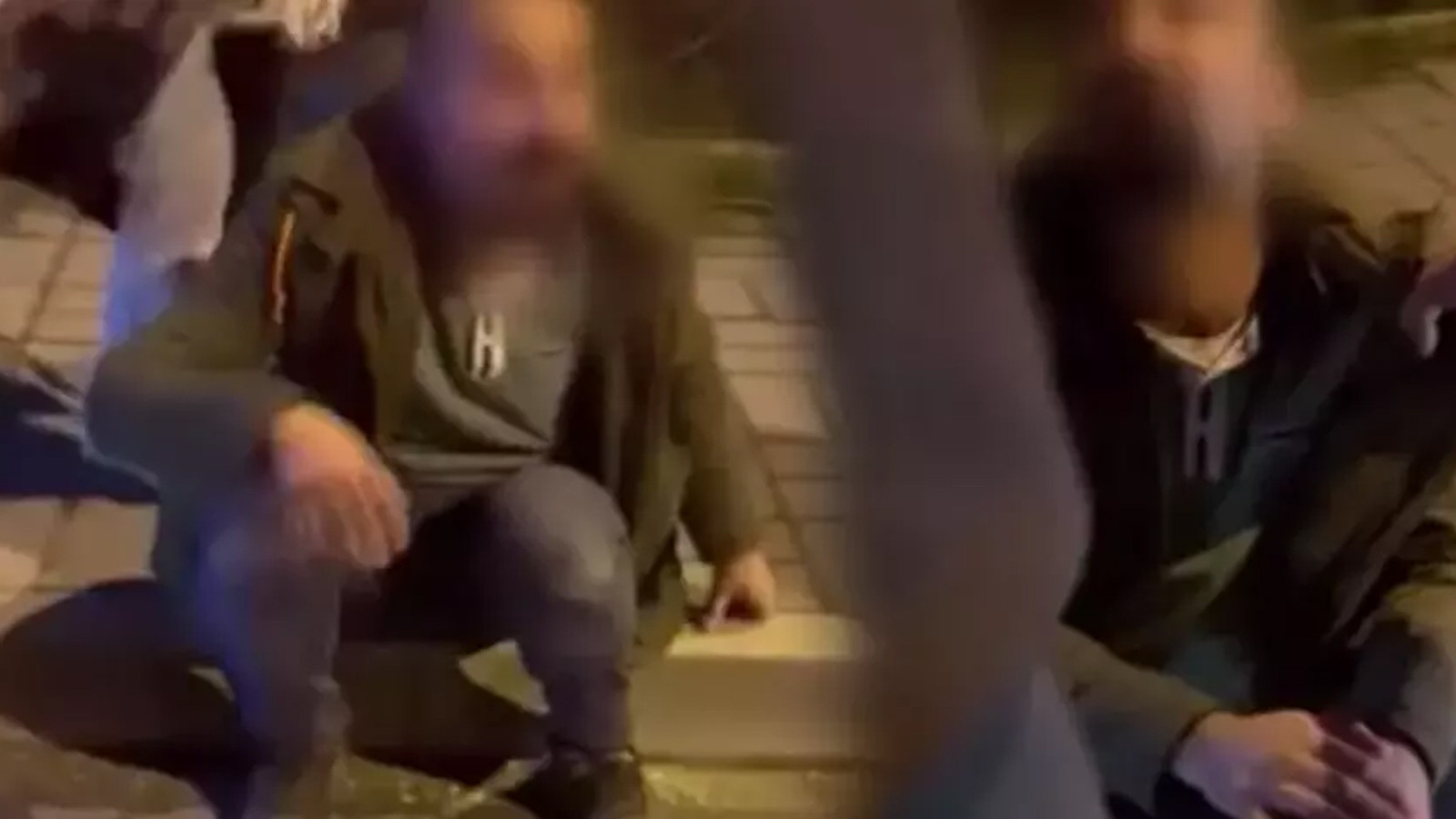 Gizlice görüntülerini çekti! Genç kadın tekme tokat saldırdı