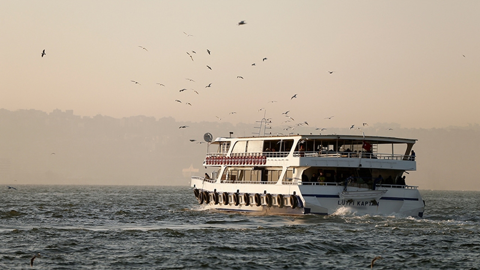 İzmir'de vapur seferlerine fırtına engeli