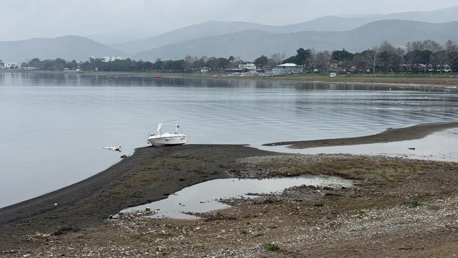 İznik Gölü'nde yağışlar da fayda etmedi: Çekilme devam ediyor