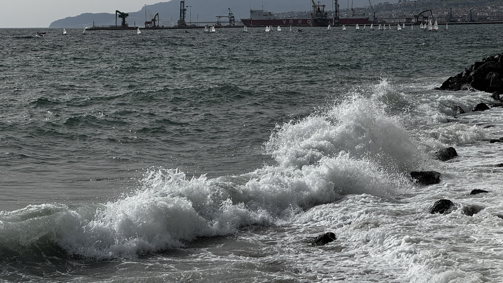 Marmara Denizi'nde ulaşıma lodos engeli