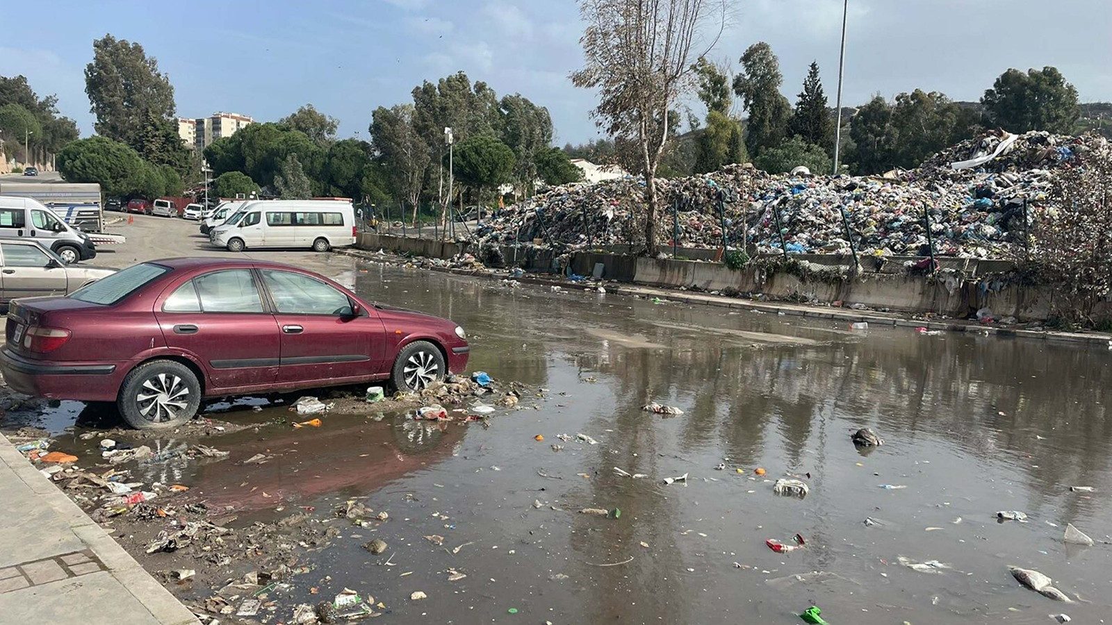 Şantiyedeki çöpler sağanak yağmurda yola sürüklendi