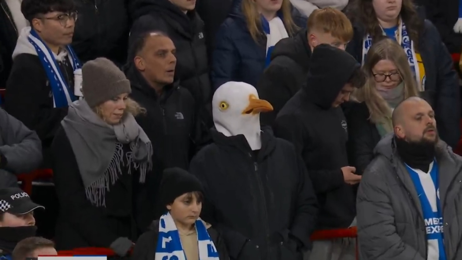 Spikerler gülme krizine girdi! Maçı martı maskesiyle izledi