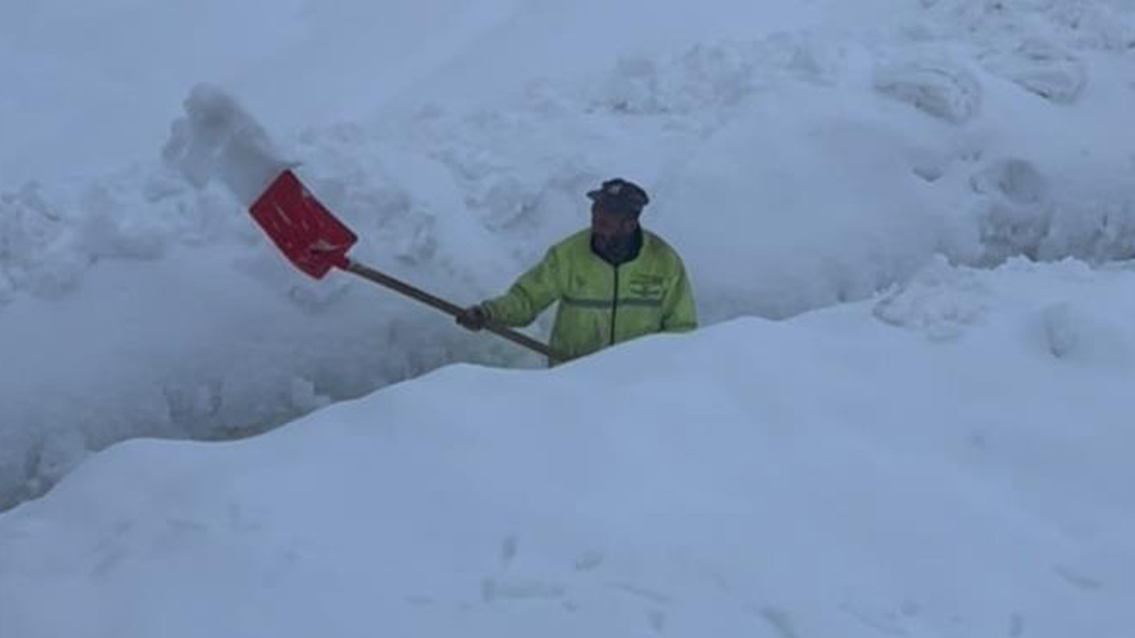 Tunceli’de kar hayatı felç etti: 1,5 metreyi aştı
