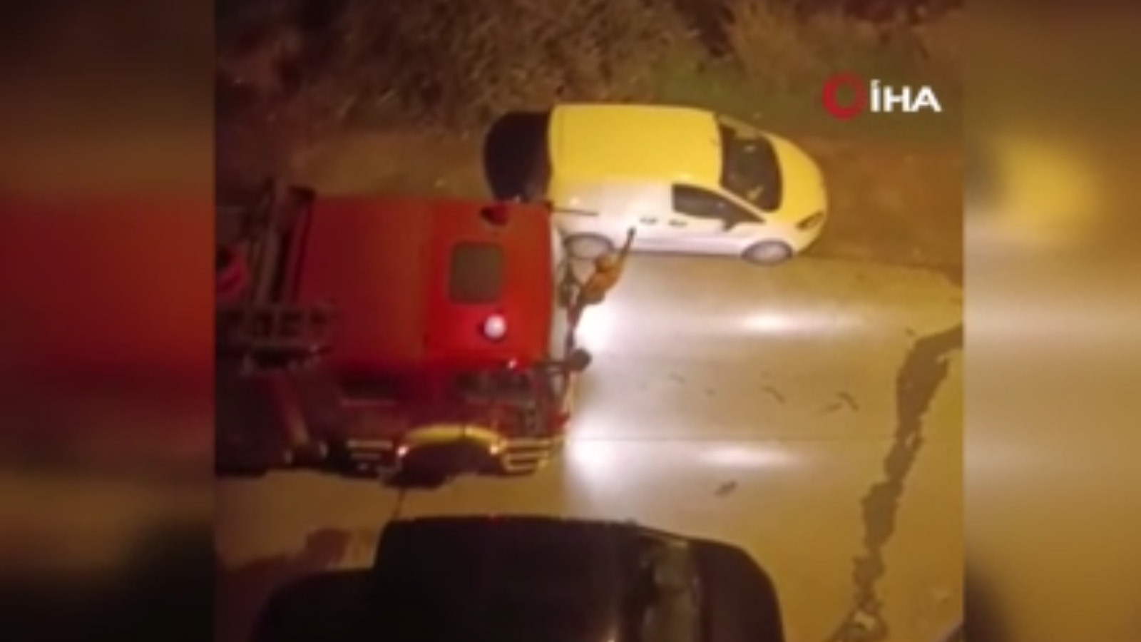 Yer: Başakşehir! Cinnet getirip evini ateşe verdi, itfaiye ekiplerine engel olmaya çalıştı