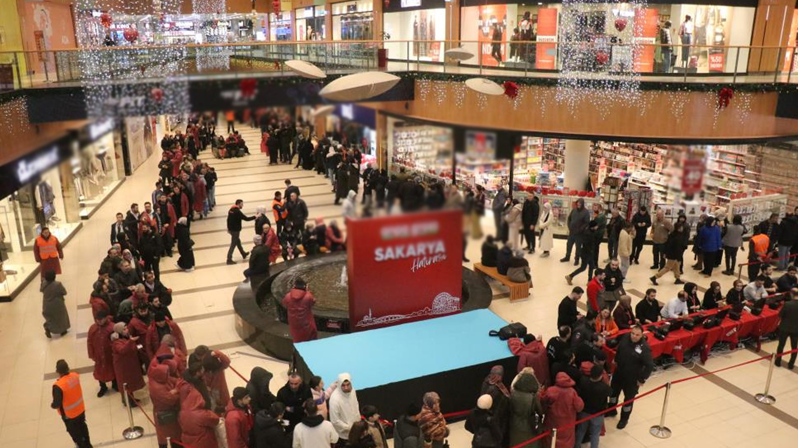 Yer: Sakarya! İndirim için geceden çadır kurup saatlerce yağmur altında beklediler