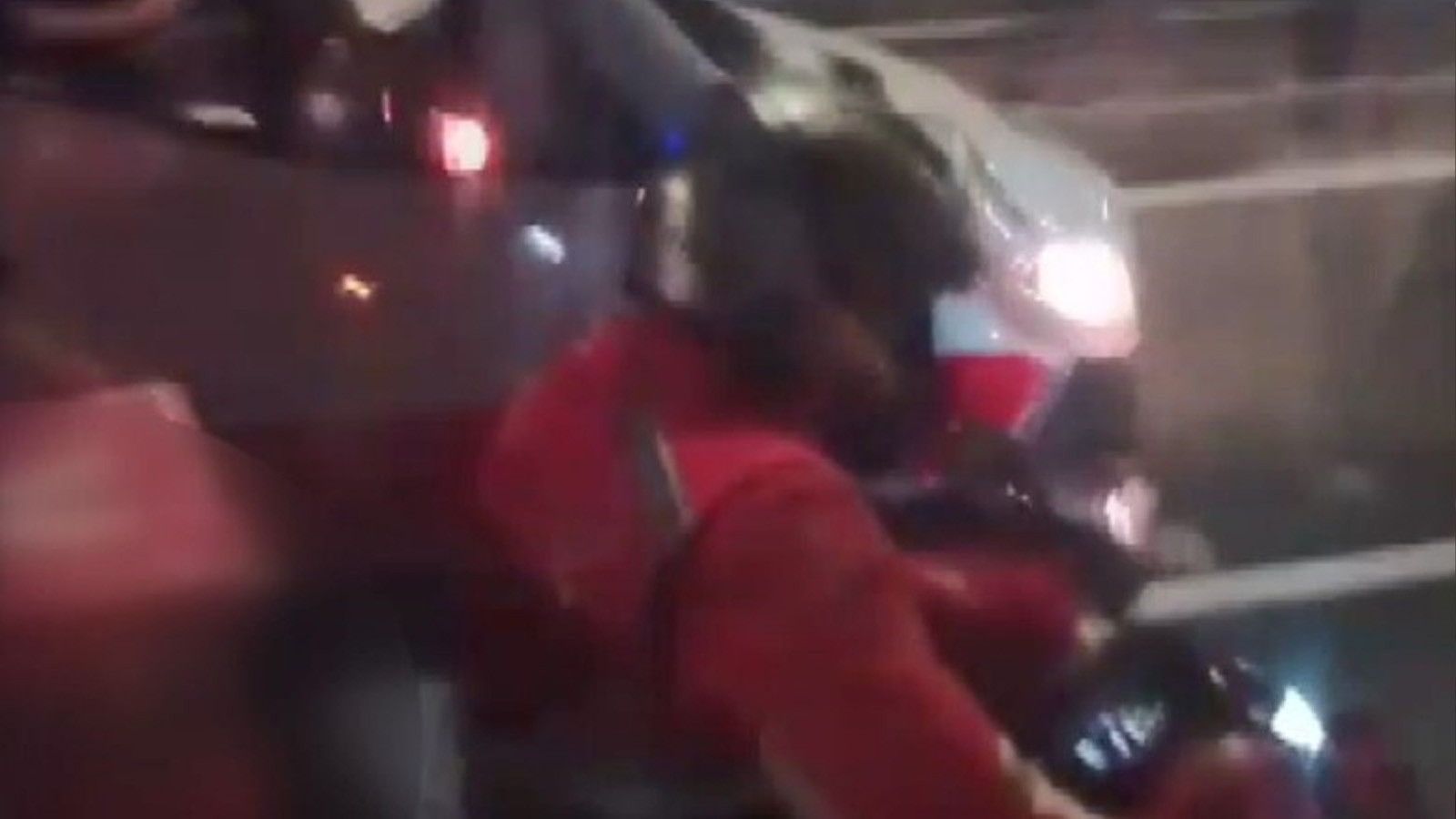 Bir yanında metrobüs bir yanında ambulans! Fırtınada motokuryeye kalkan oldular