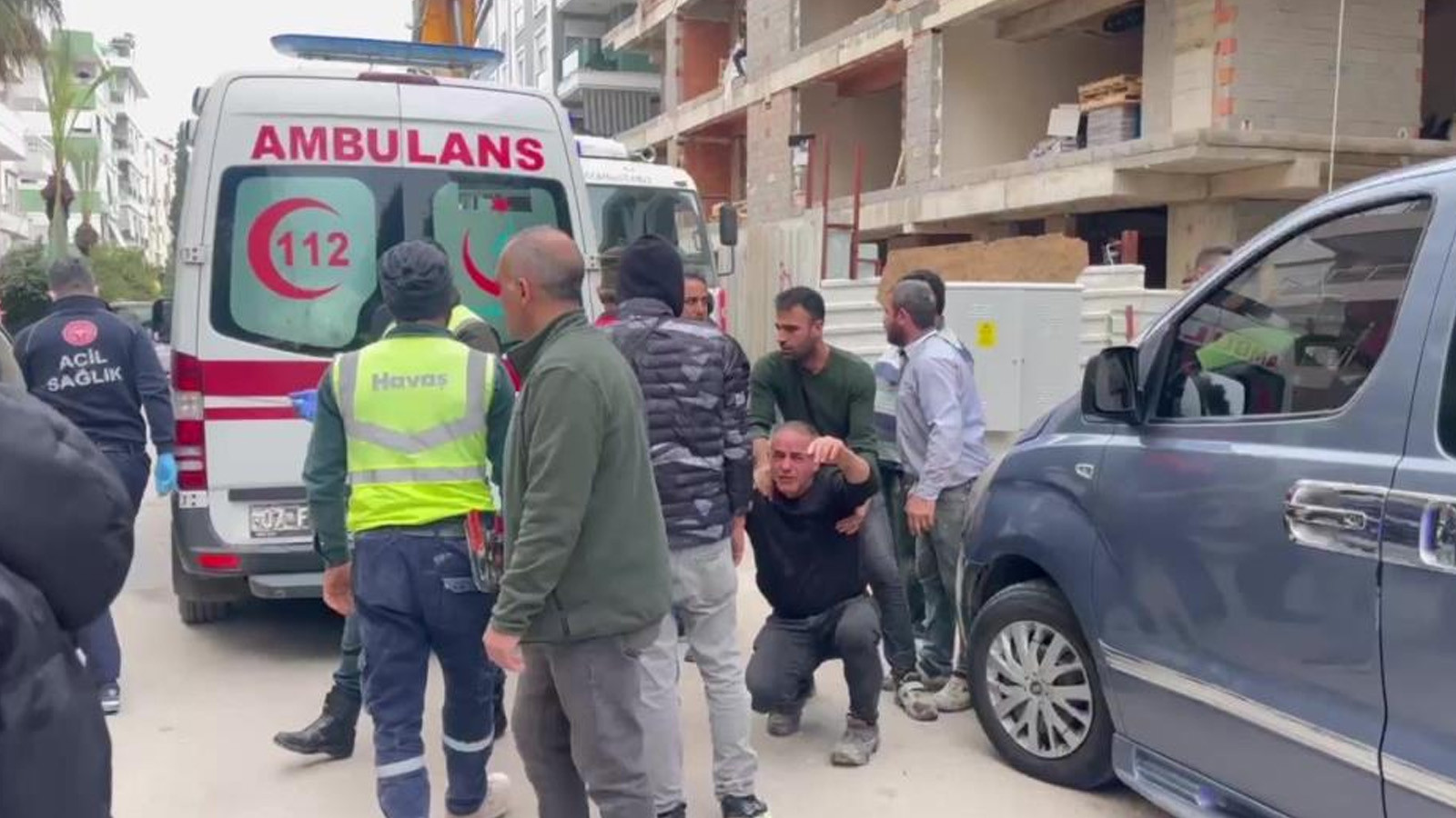 İnşaatın 5'inci katından düşen işçinin babasından yürek burkan yakarış: Oğlum ölmeyecek