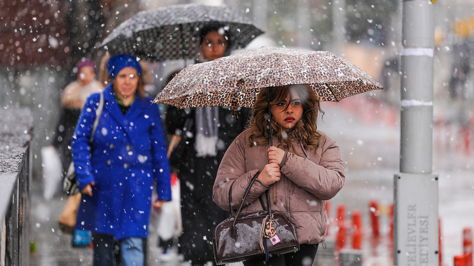 Meteoroloji'den 18 il için sarı alarm: Fırtına ve sağanak geliyor, İstanbul için kar açıklaması