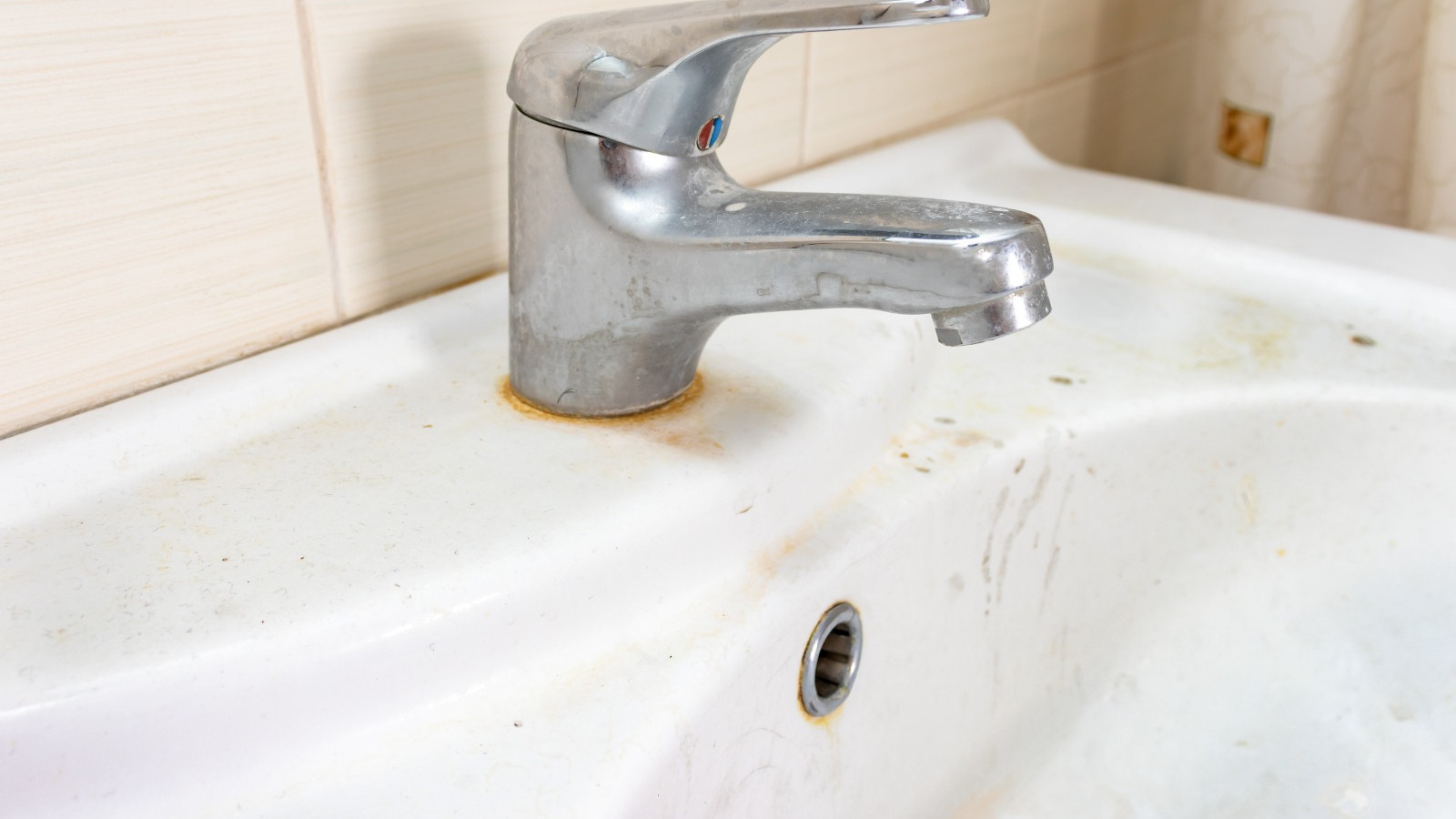 Musluklardaki pas lekesini deterjansız temizlemenin yolu buymuş!