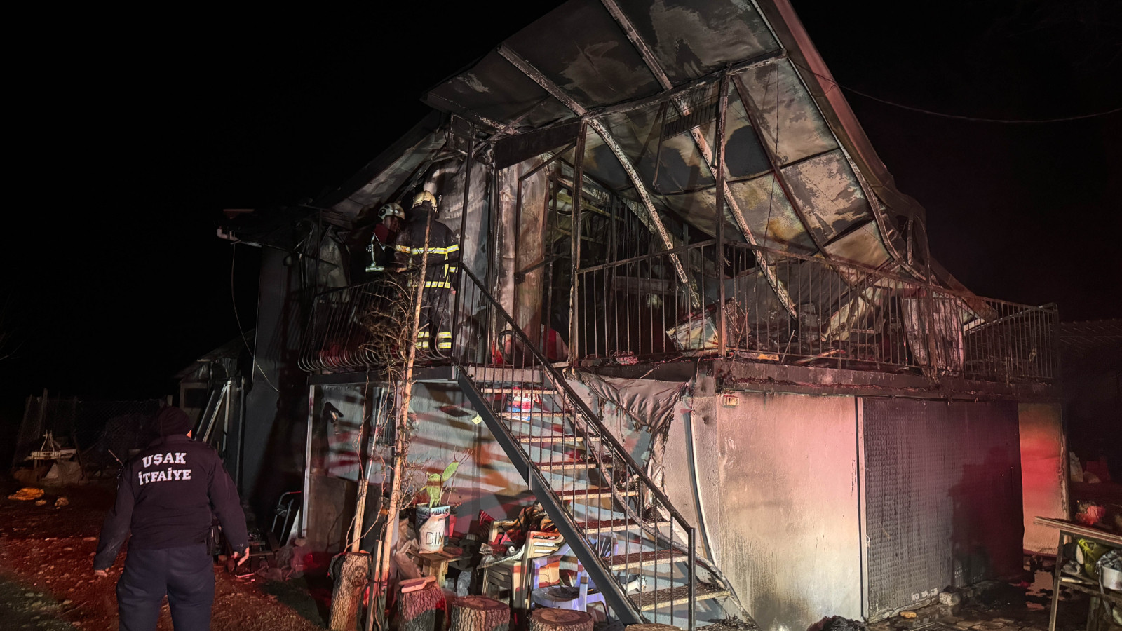 Uşak'ta prefabrik evde yaşayan yaşlı çift yangında can verdi