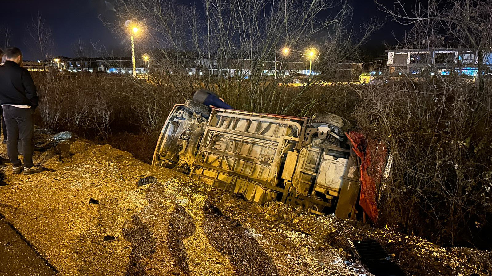 Düzce'de otomobilin çarptığı özel halk otobüsü devrildi: Çok sayıda kişi yaralandı