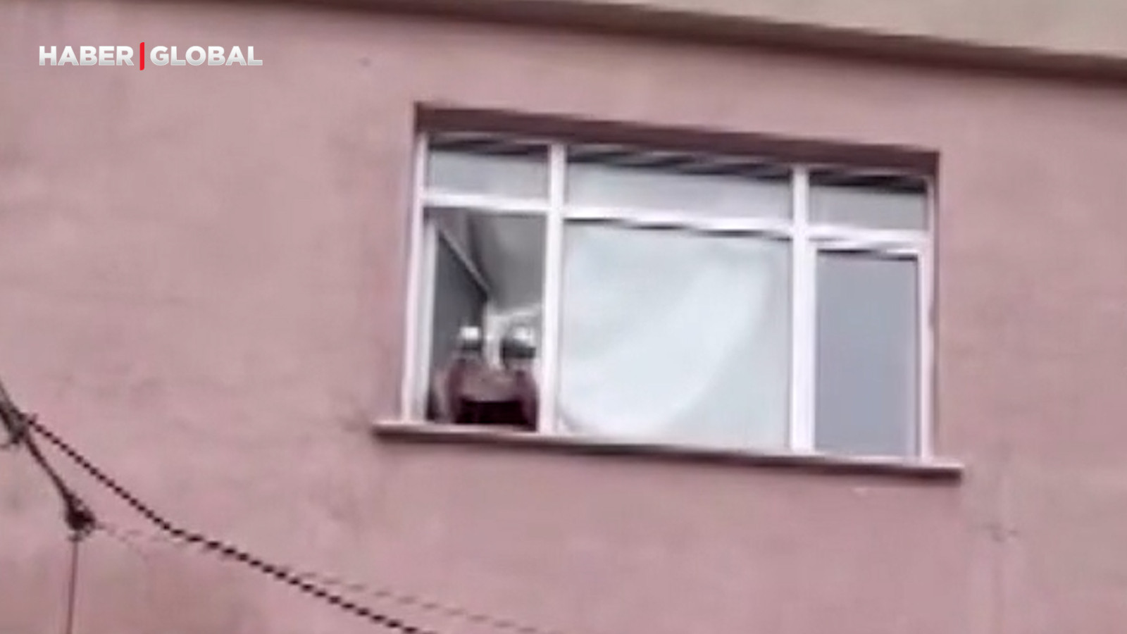 Esenler'de 20 yıldır pencereye çıkıp tencere ve tavaya vuran kadın herkesi bezdirdi