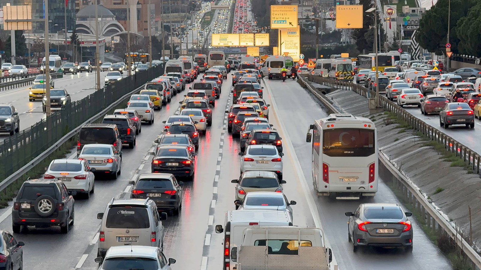 İstanbul'da trafik kilit! Yoğunluk yüzde 87'ye ulaştı
