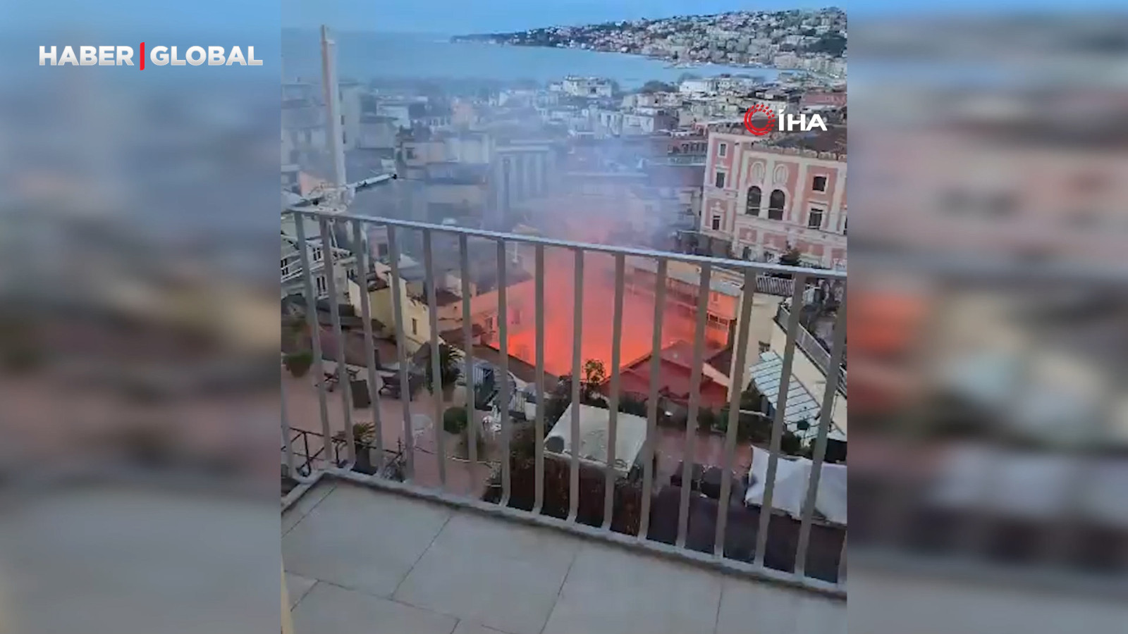 İtalya'da yangında tarihi Sannazaro Tiyatrosu'nun çatısı çöktü