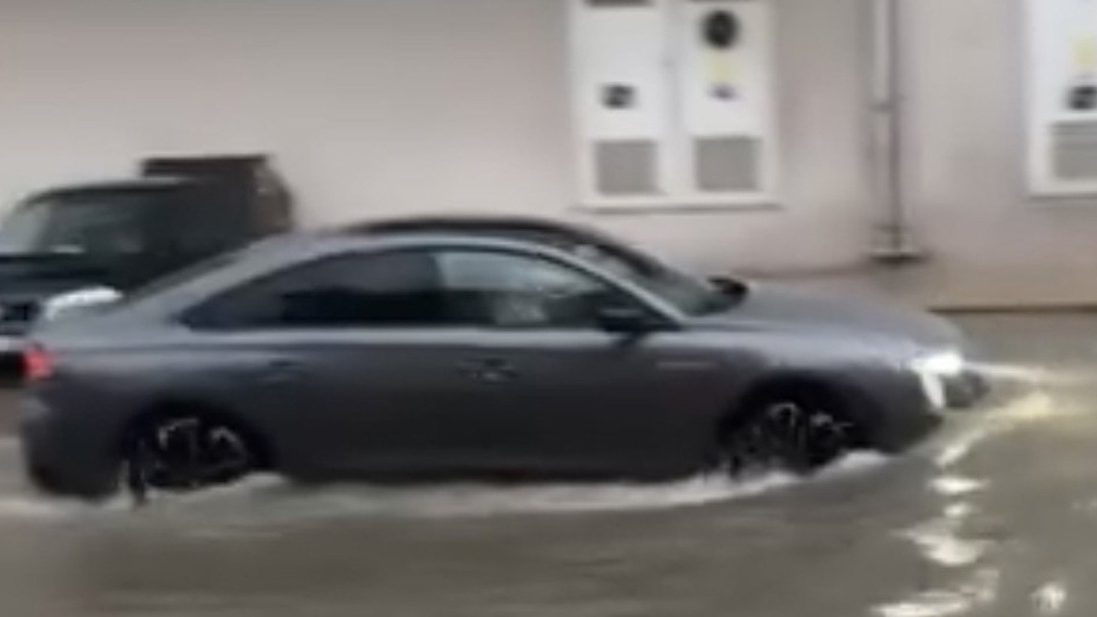 İzmir'de sokaklar ve caddeler göle döndü