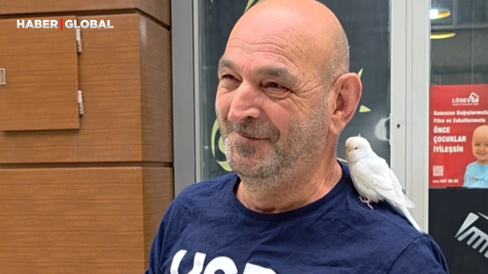 Sokaklarda omzundaki kuşuyla geziyor, görenler şaşırıyor: "Eşim bu durumu kıskanıyor"